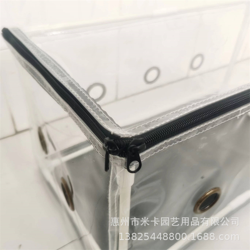 Một nhà kính nấm nhỏ để trồng nấm trong một căn phòng nơi chúng có thể lắp ráp.