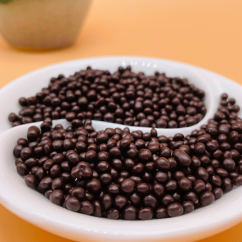 Bánh kem sôcôla-coco-coco với bánh snack nhỏ ngay tại chỗ.