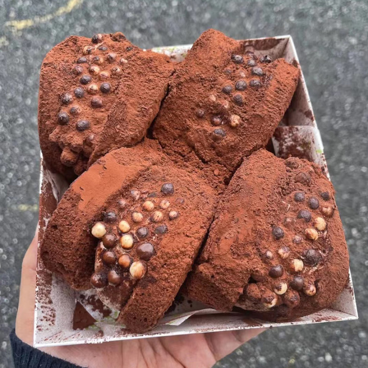 Kem sữa, vụn bánh, hạt sữa tròn, bánh sô cô la, đồ trang trí ngọt.