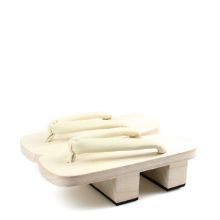Công cụ gỗ hai chân của bà Woodwood vì có gỗ trắng trên chân.