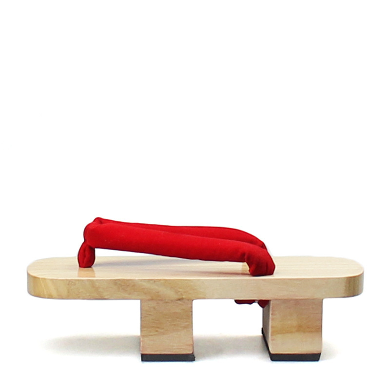 Công cụ gỗ hai chân của bà Woodwood vì có gỗ trắng trên chân.