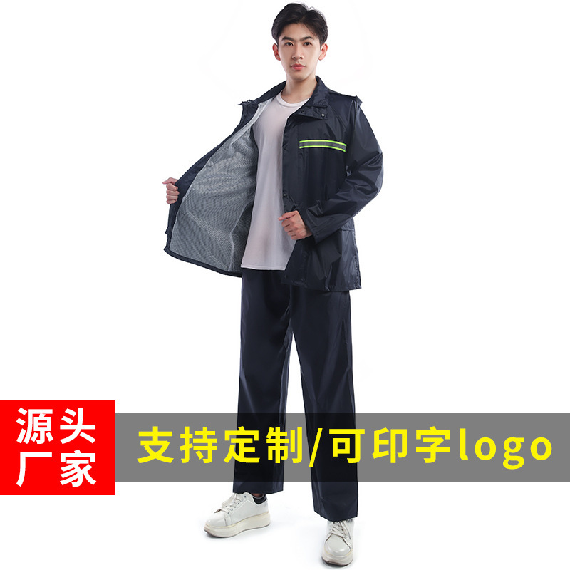 Một người lớn mặc áo mưa để tránh bão