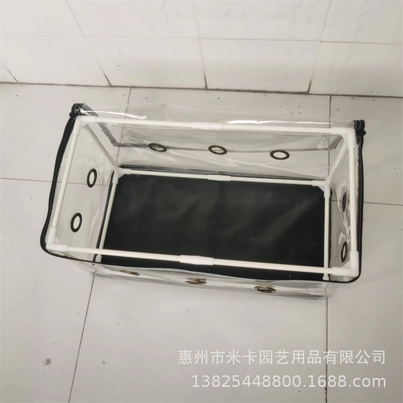 Một nhà kính nấm nhỏ để trồng nấm trong một căn phòng nơi chúng có thể lắp ráp.