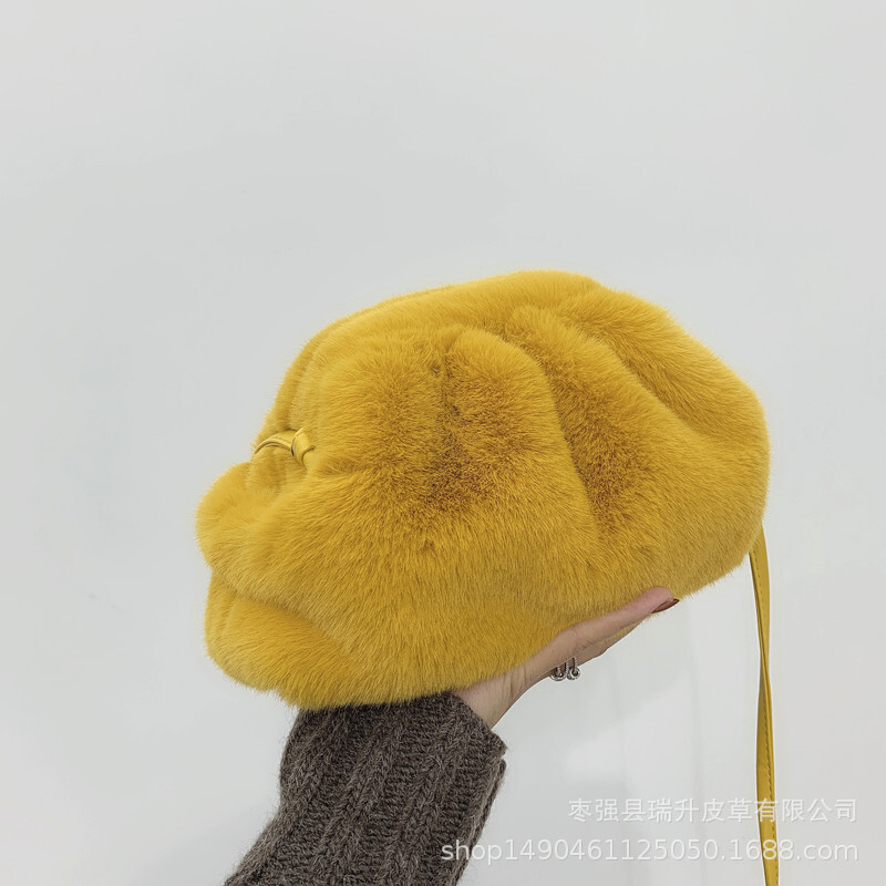 A new cloud pack for the 2020 autumn winter, imitating a girl's slant across the contours.