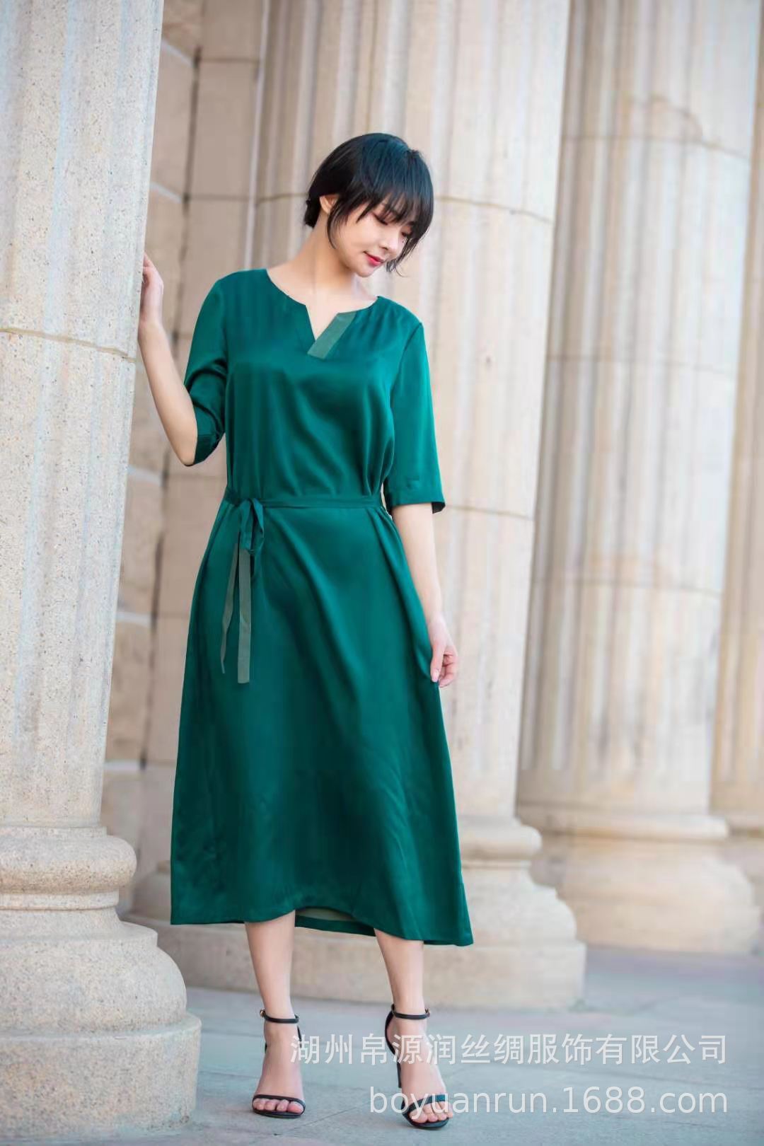 Bộ váy Smdlyq 2151 rất mạnh mẽ, tao nhã và thoải mái.