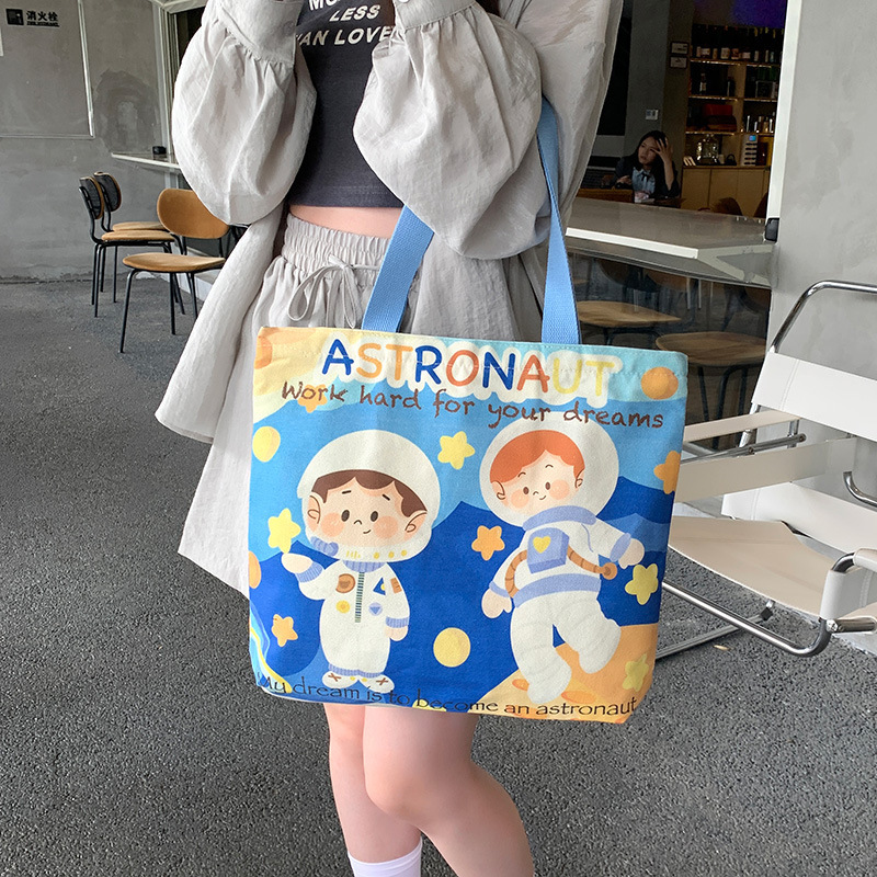 The original cartoon tarpaulin bag girl, 2024 new large one-capable one-capable handbag, one-off green shopping bag.