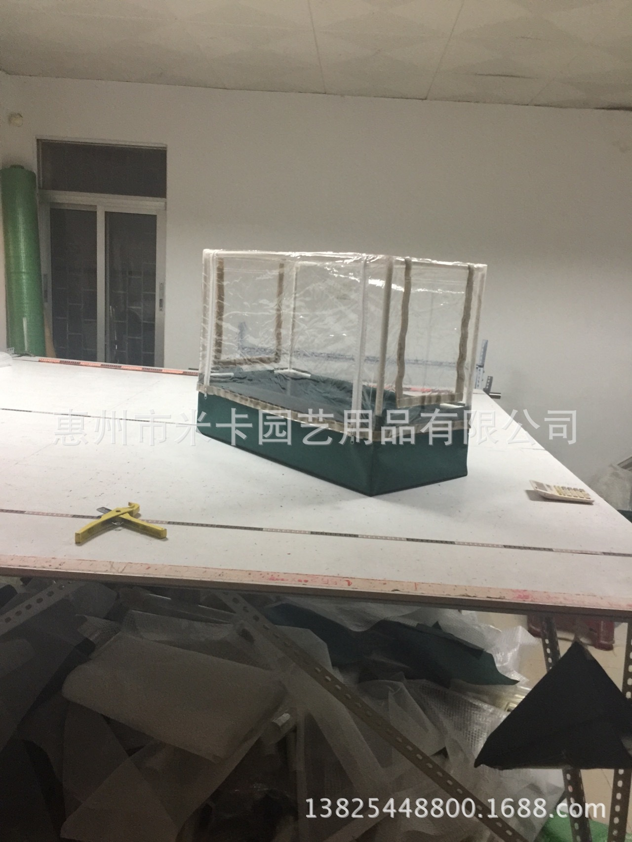 Một căn nhà kho nóng và một nhà kho nóng trong nhà kho chống mưa.