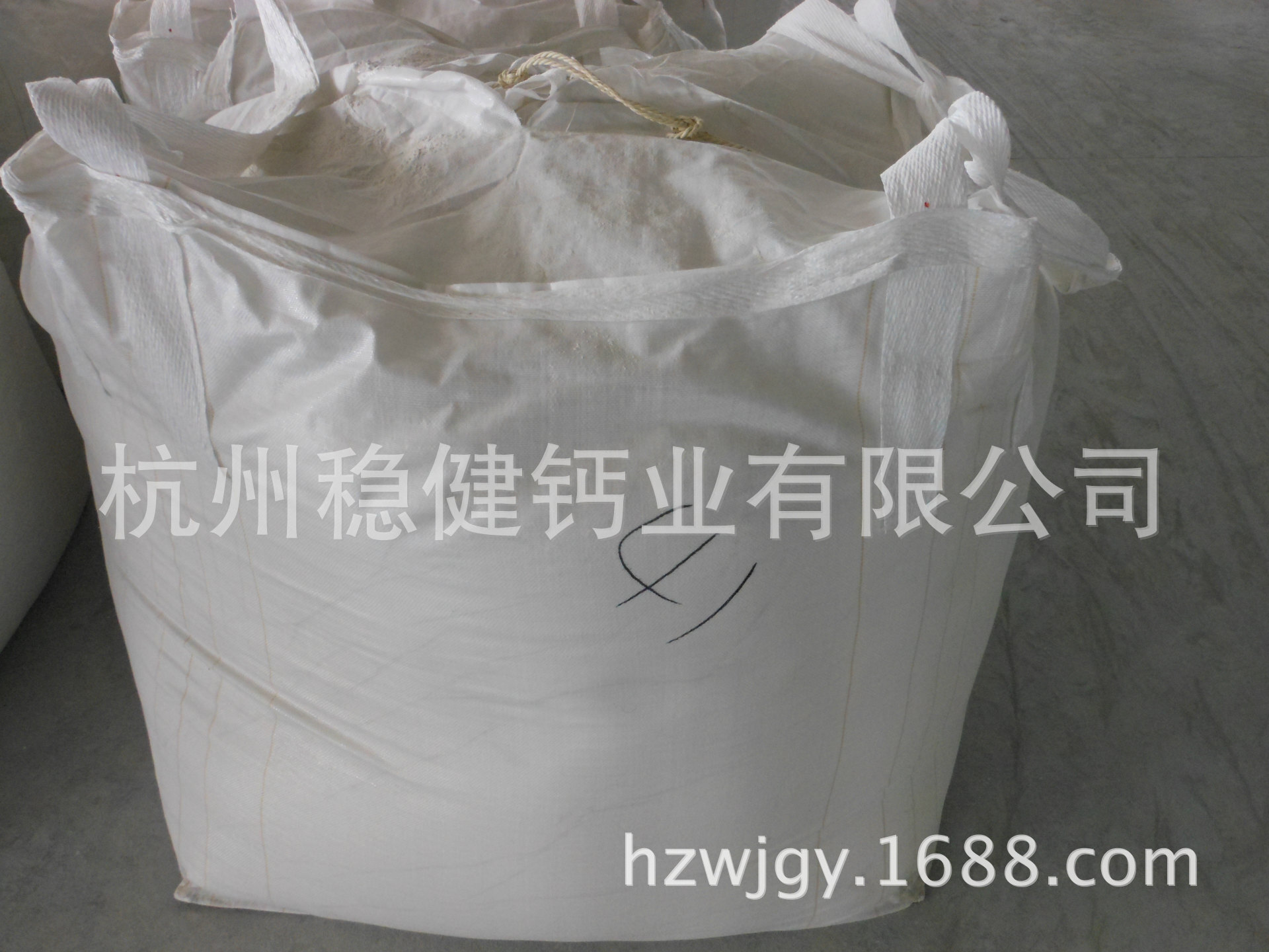 Zhejiang Hangzhou Construction Company provides calcium oxide for waste water treatment.