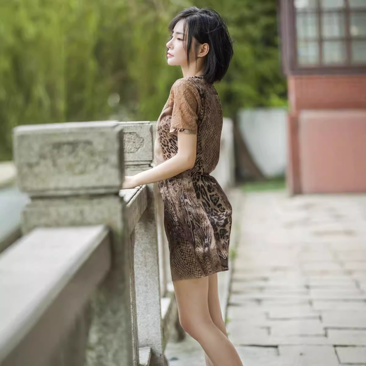 Một chiếc váy lụa mới năm 2024 trong một chiếc váy lụa cổ lỗ sĩ.
