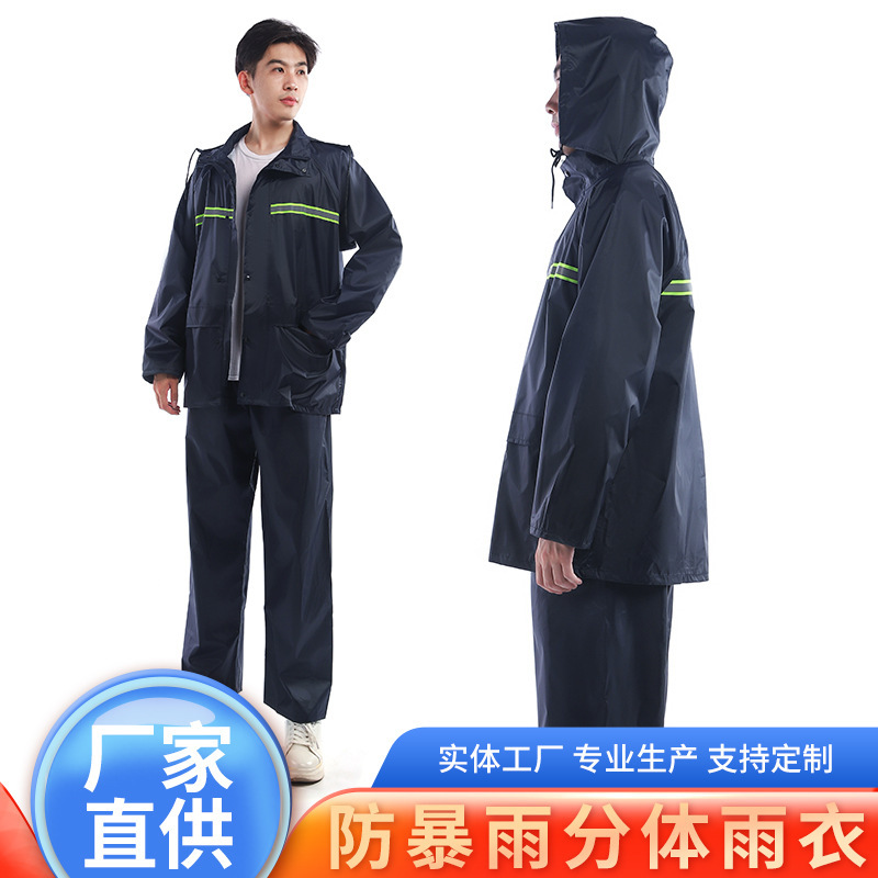 Một người lớn mặc áo mưa để tránh bão