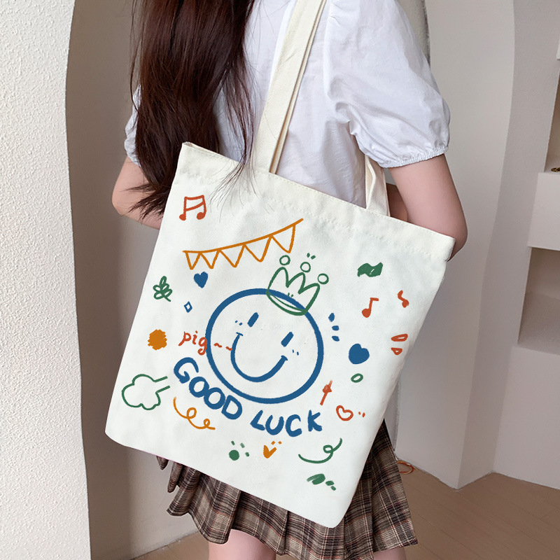 The canvas bag was distributed at a shopping bag when it was a new one-size-capable student bag in spring and summer 2024.