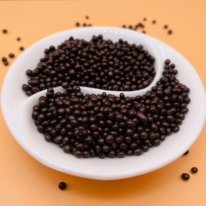 Bánh kem sôcôla-coco-coco với bánh snack nhỏ ngay tại chỗ.