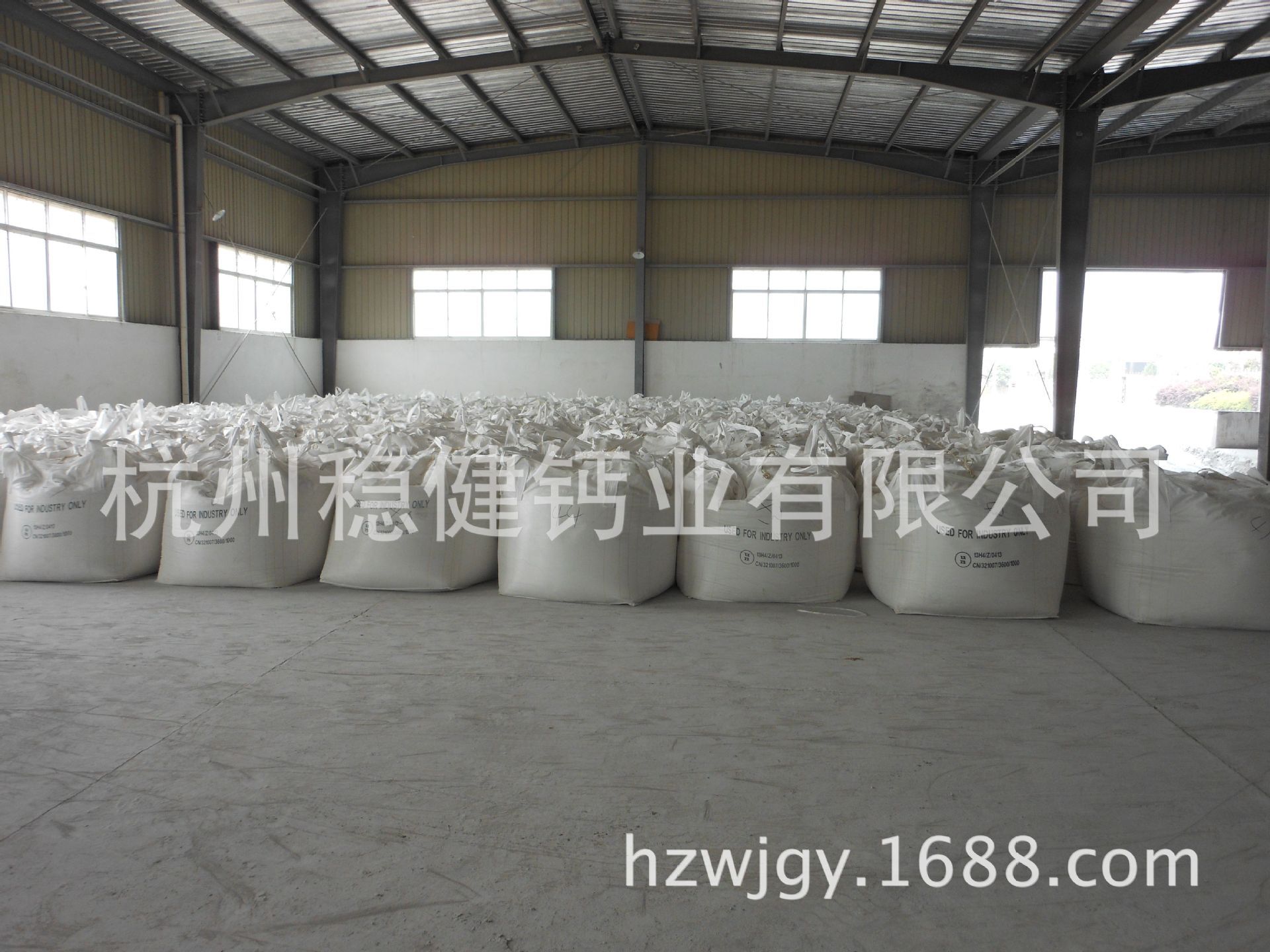 Zhejiang Hangzhou Construction Company provides calcium oxide for waste water treatment.