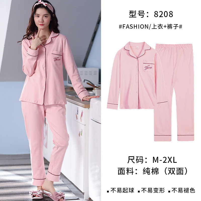 Một bộ váy may tự chế cho một phụ nữ với một miếng vải bông mới tinh và một miếng thêu lớn.