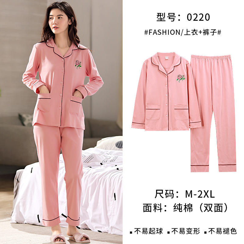 Một bộ váy may tự chế cho một phụ nữ với một miếng vải bông mới tinh và một miếng thêu lớn.