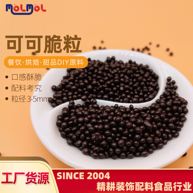 Bánh kem sôcôla-coco-coco với bánh snack nhỏ ngay tại chỗ.