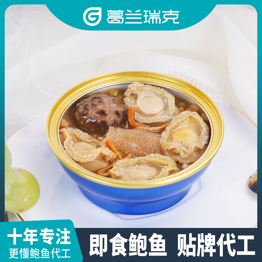 Canh cháo yến mạch nóng được biến thành dưa chuột biển.