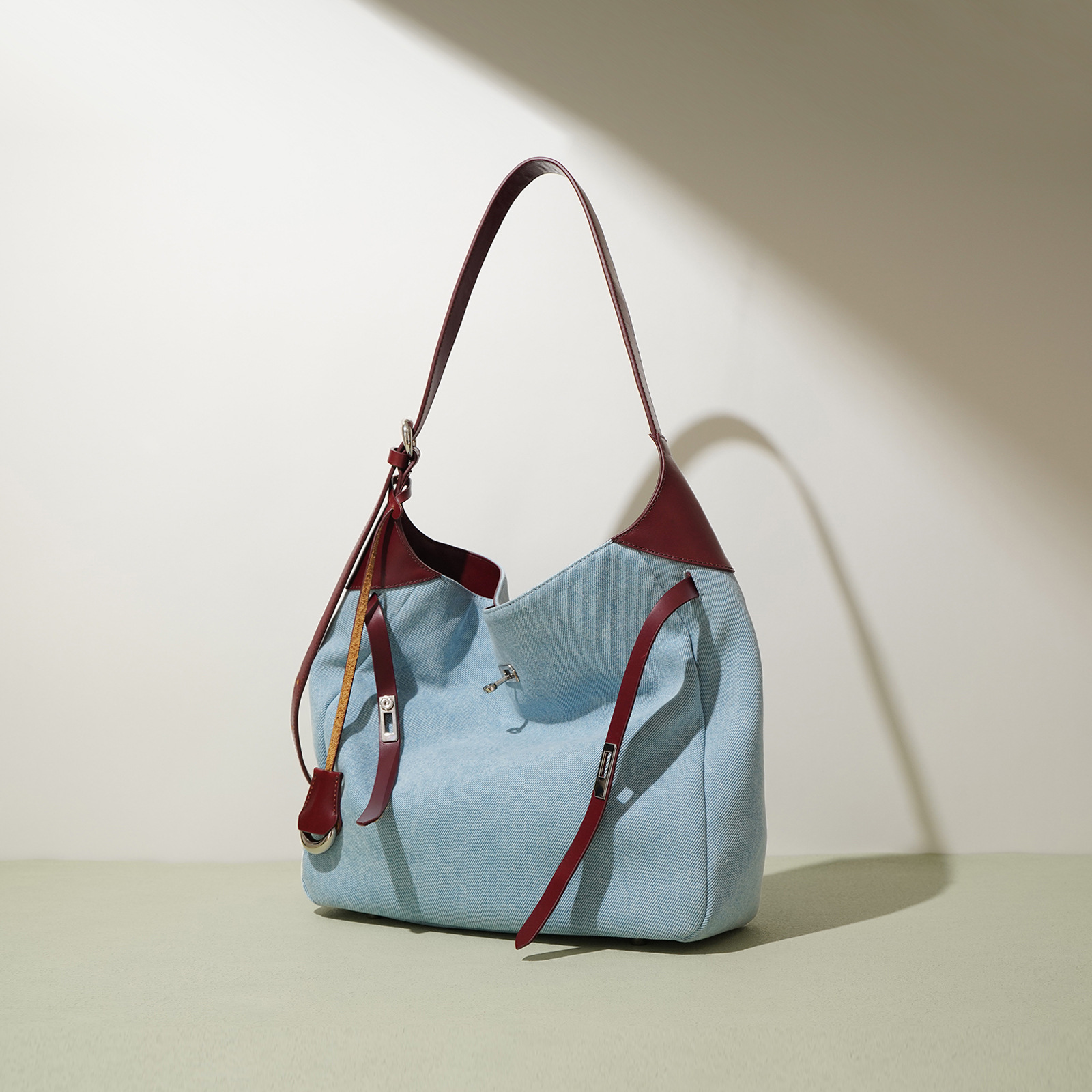A new HOBO Tot pack with a one-shoulder slant full capacity commuting pack.