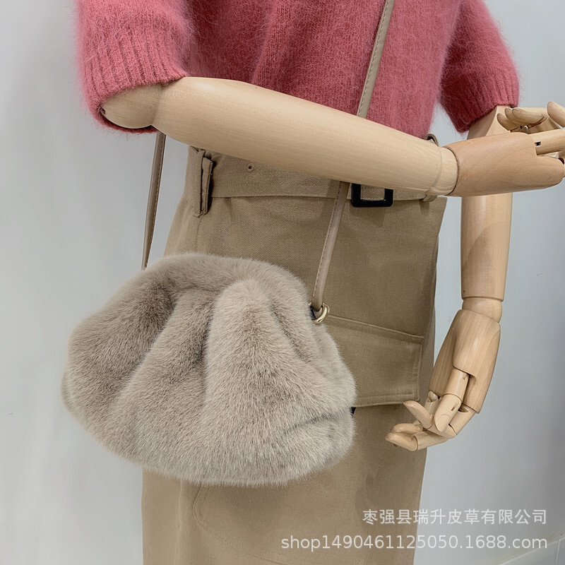 A new cloud pack for the 2020 autumn winter, imitating a girl's slant across the contours.