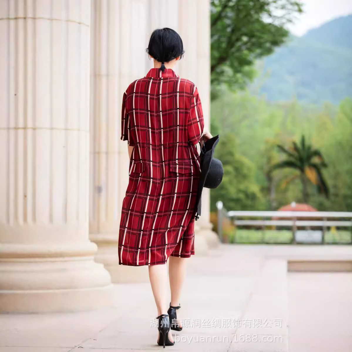 100% áo lụa và lụa, và một doanh nghiệp thương mại một chiều trên chiến trường.