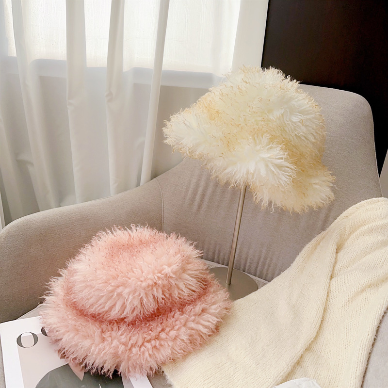 The Japanese and Korean fur caps are designed to mimic the wool of the beach and to change the color of the cap.