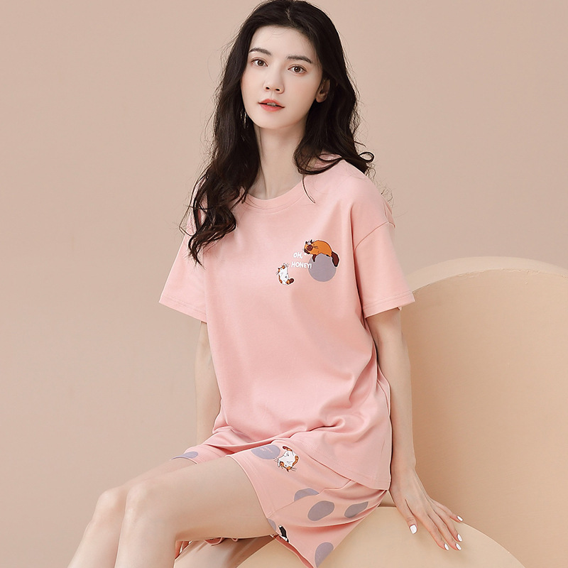 Hai bộ đồ ngủ mới, hai bộ đồ cho một sinh viên dễ thương với một cái quần ngắn gọn dễ thương.