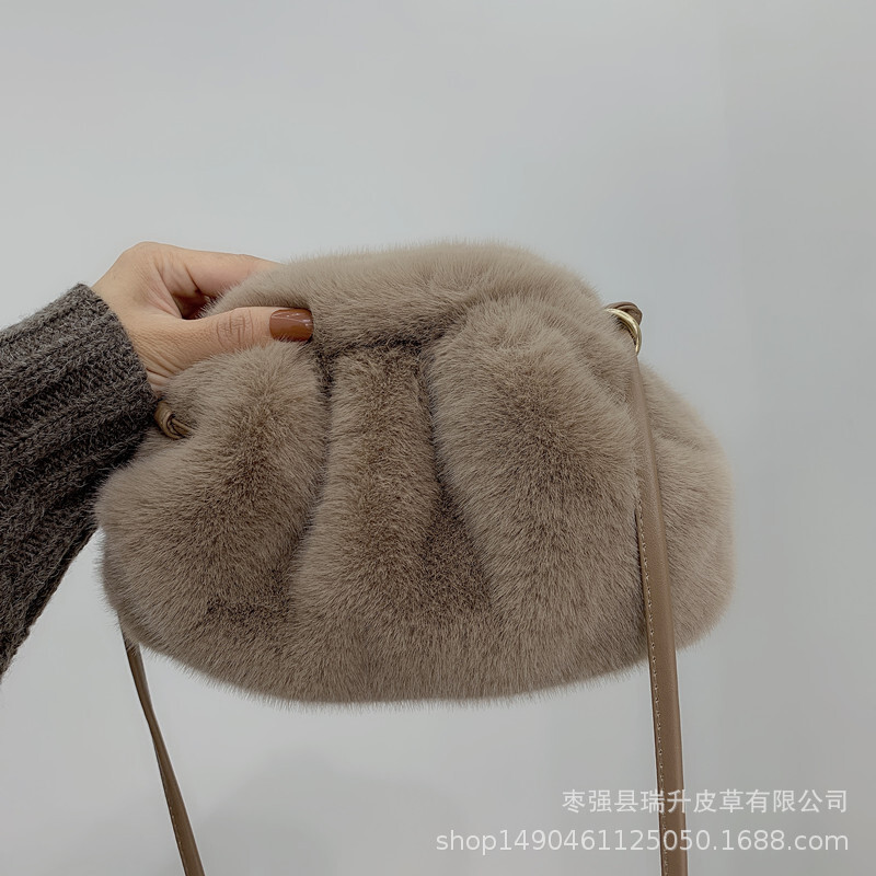 A new cloud pack for the 2020 autumn winter, imitating a girl's slant across the contours.