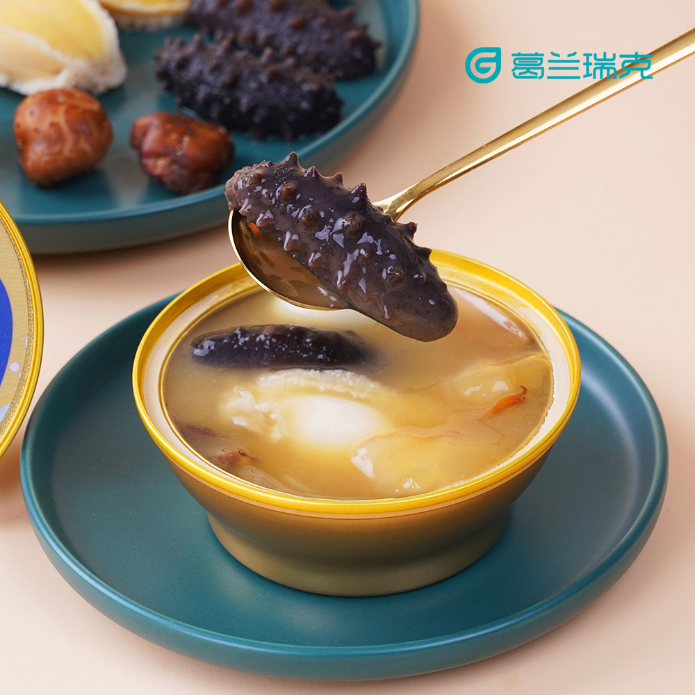 Canh cháo yến mạch nóng được biến thành dưa chuột biển.