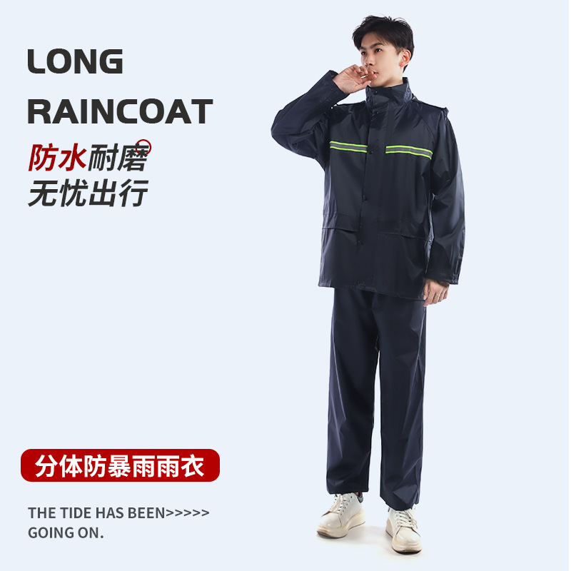 Một người lớn mặc áo mưa để tránh bão