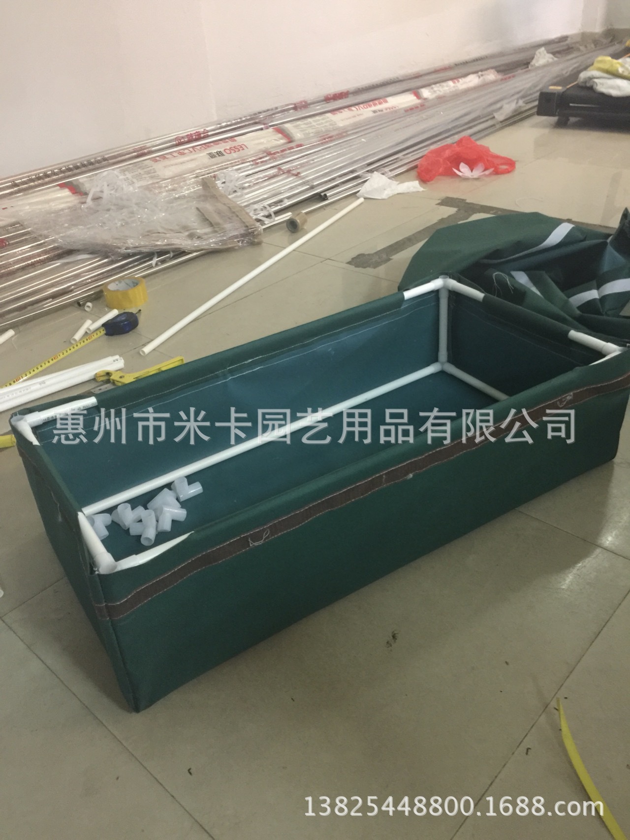Một căn nhà kho nóng và một nhà kho nóng trong nhà kho chống mưa.