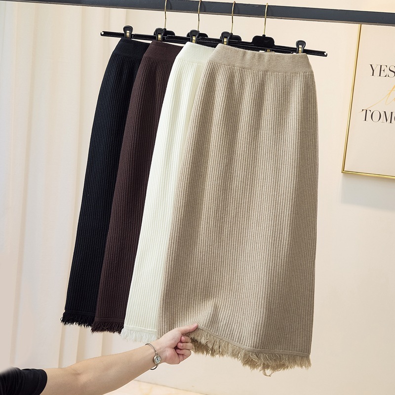 Một cô gái nửa ăn mặc với một kim bi và một dài, dày, trượt dài, dài ngọt ngào, dài ngọt ngào, váy dài ngọt ngào.