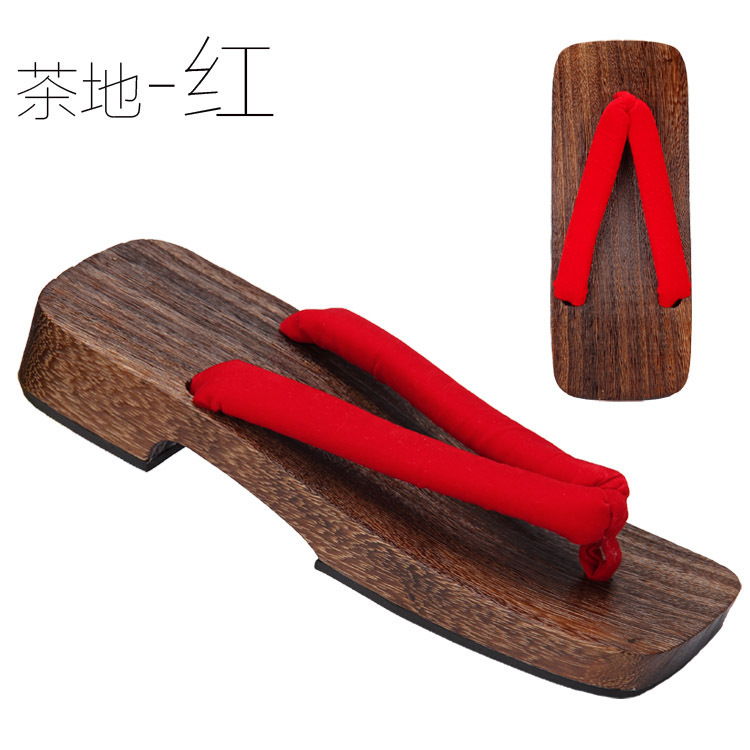 Chiếc tàu Nhật Bản được buộc vào đôi giày gỗ của một người đàn ông cao 35 cm, rộng 10 cm và không màu.