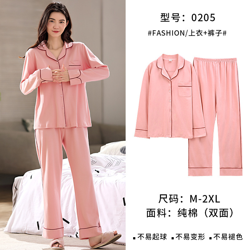 Một bộ váy may tự chế cho một phụ nữ với một miếng vải bông mới tinh và một miếng thêu lớn.