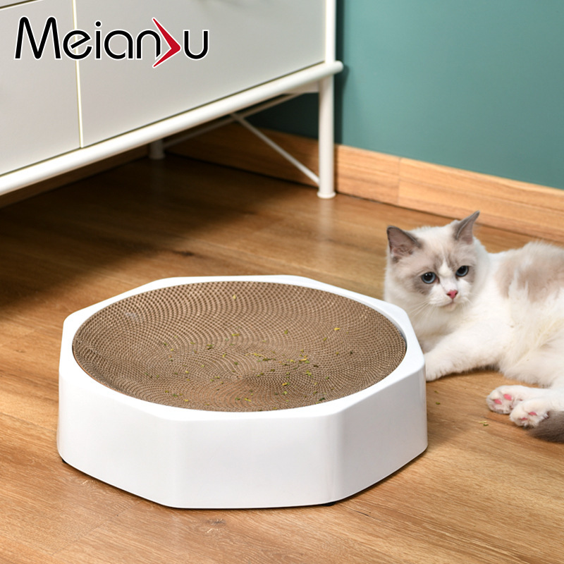Con bạch tuộc của Myianju có thể thay thế một cái bàn giấy, một bộ đồ chơi mèo.
