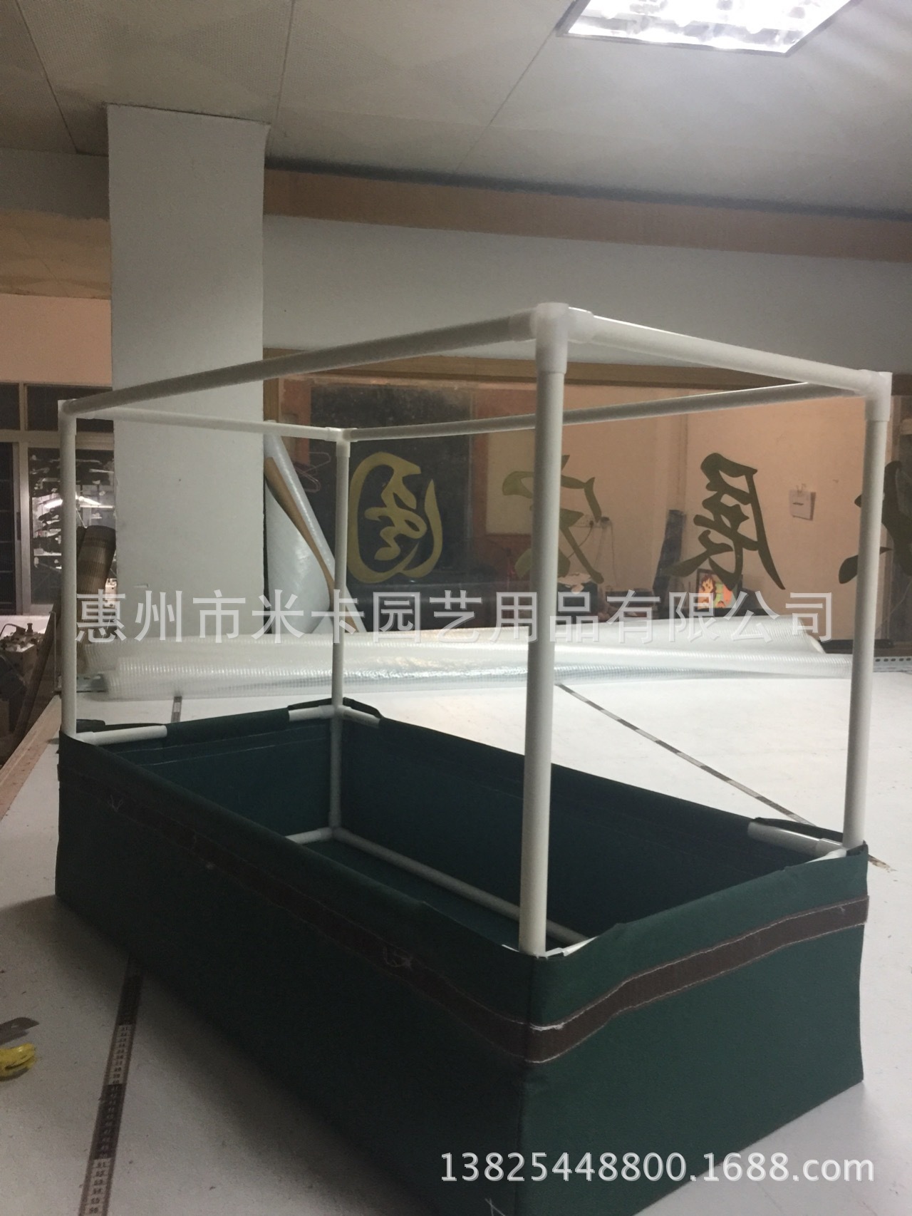 Một căn nhà kho nóng và một nhà kho nóng trong nhà kho chống mưa.