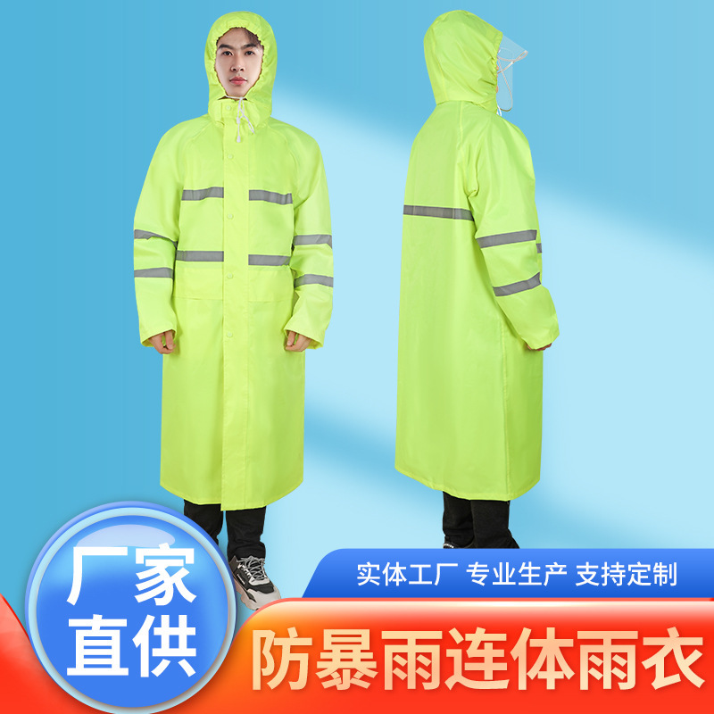 Một cỡ lớn, áo mưa dài, chạy bằng xe điện trong áo mưa.