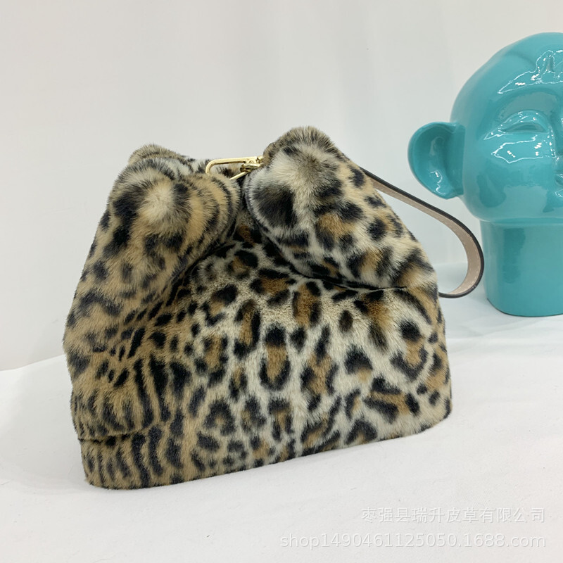 A new twilight-like tweezer box, tweaked twilight handbags across fashion routines.