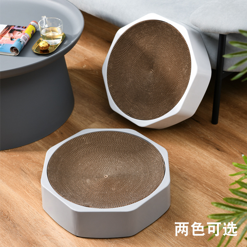 Con bạch tuộc của Myianju có thể thay thế một cái bàn giấy, một bộ đồ chơi mèo.