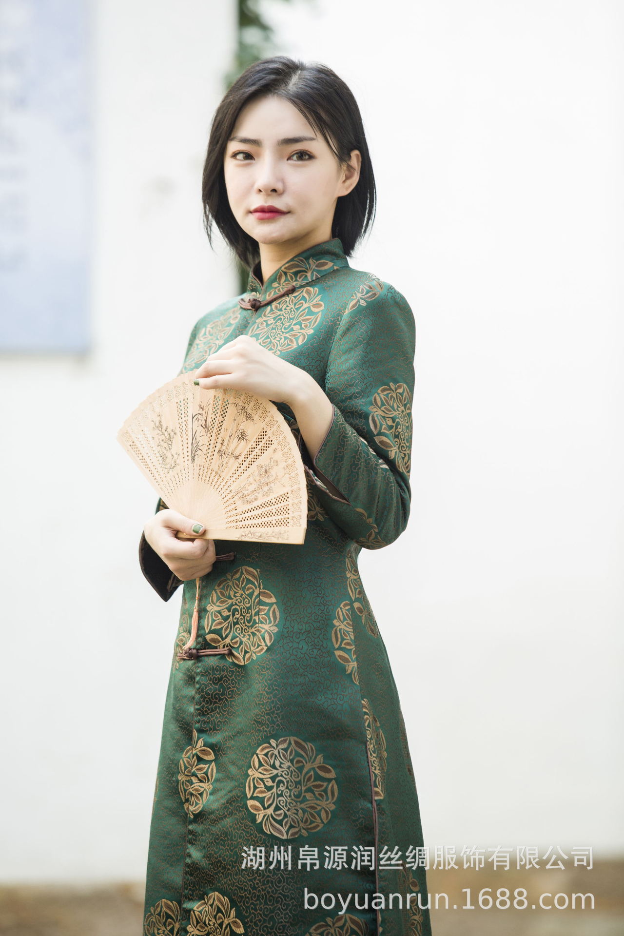 Áo choàng bằng cờ lụa; một áo thay thế cho một nhà máy sản xuất tiền mặt mới vào mùa xuân năm 2021