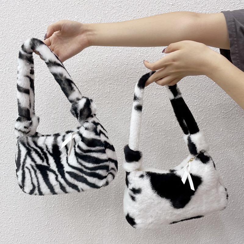 2021, new hair imitating animals, one-shoulder velvet tweezer bag girl.