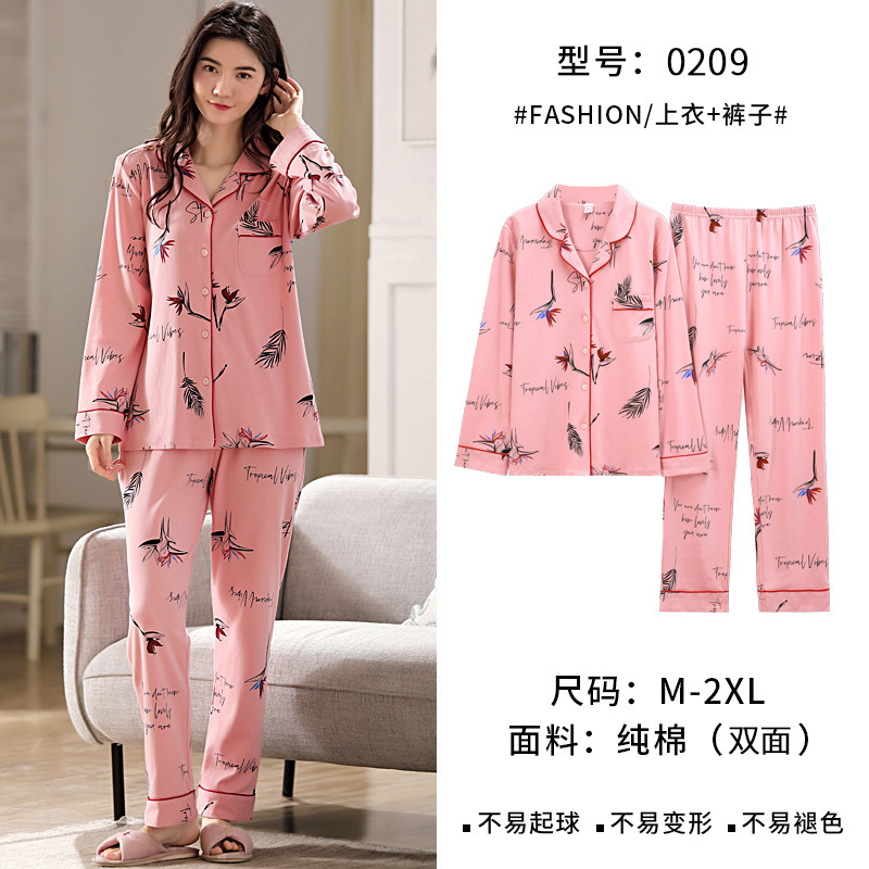 Một bộ váy may tự chế cho một phụ nữ với một miếng vải bông mới tinh và một miếng thêu lớn.