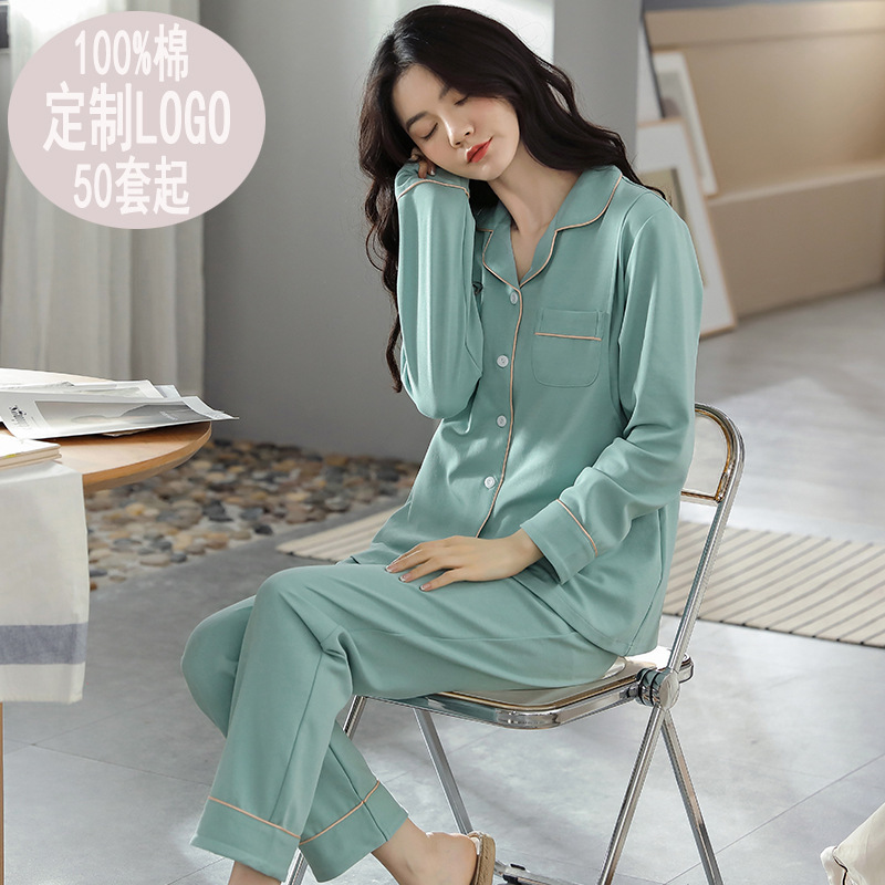 Một người phụ nữ mang thai mới sinh, tinh khiết, mới mùa xuân và sau mùa thu, mặc một bộ đồ y tá ướt và ẩm ướt mặc và quần áo gia đình vải bông đầy màu sắc