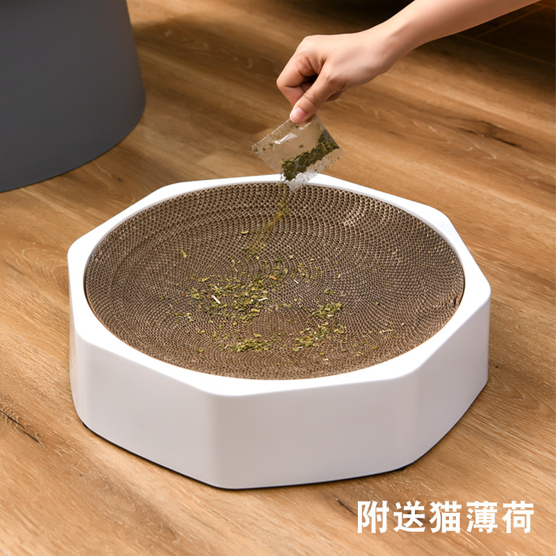 Con bạch tuộc của Myianju có thể thay thế một cái bàn giấy, một bộ đồ chơi mèo.