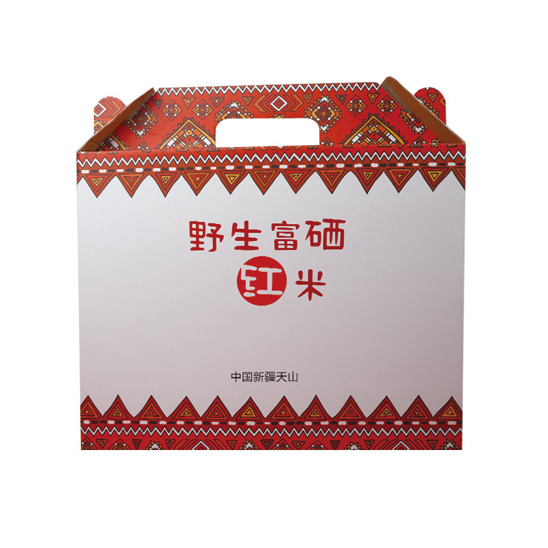 Một hộp bìa cứng với một hộp bìa cứng cầm tay với một hộp quà tặng chung cho trái cây và sản xuất.