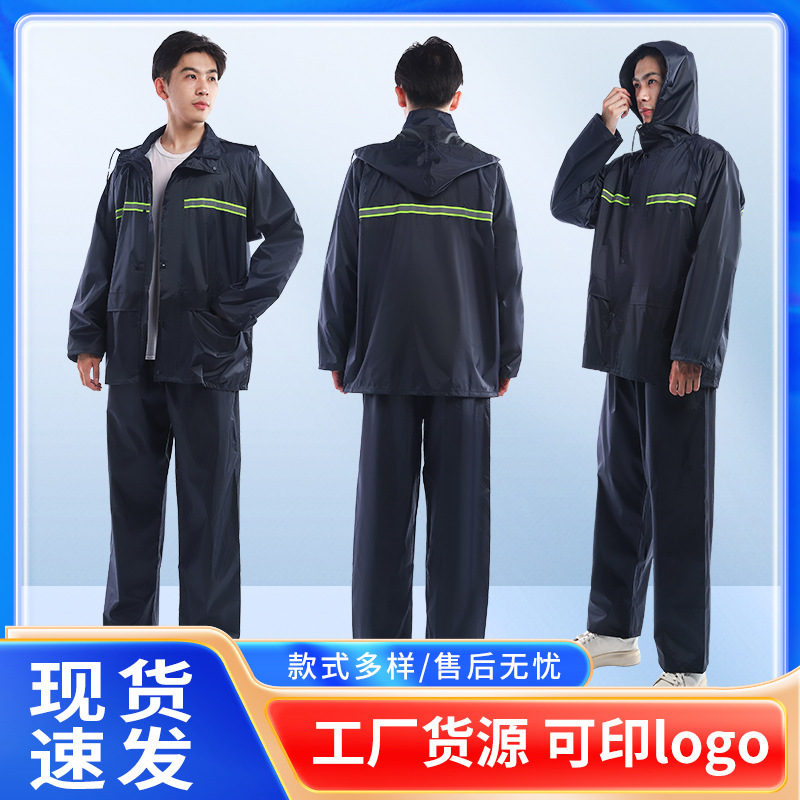 Một người lớn mặc áo mưa để tránh bão