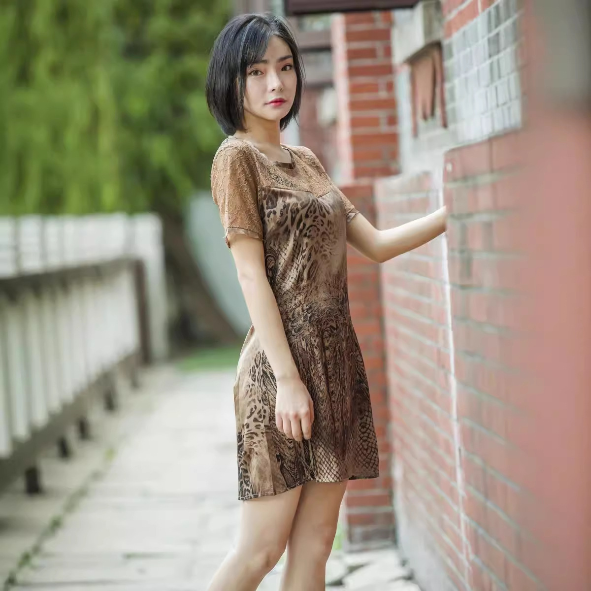 Một chiếc váy lụa mới năm 2024 trong một chiếc váy lụa cổ lỗ sĩ.