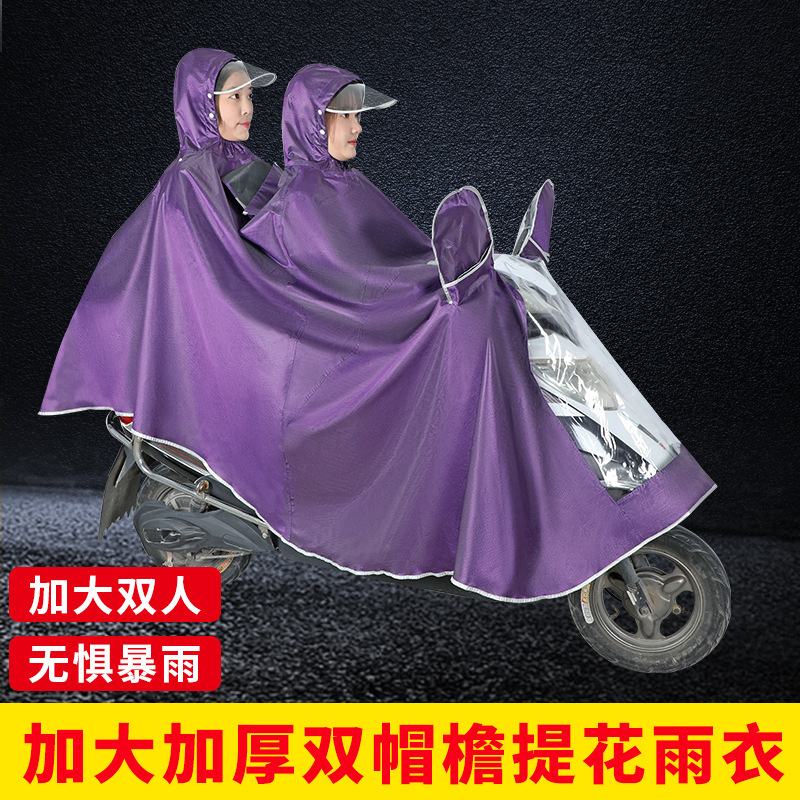 Một người đàn ông và một người phụ nữ có một cái áo mưa dài với một tấm gương và một người trưởng thành đang cưỡi một cái nón mưa mới.