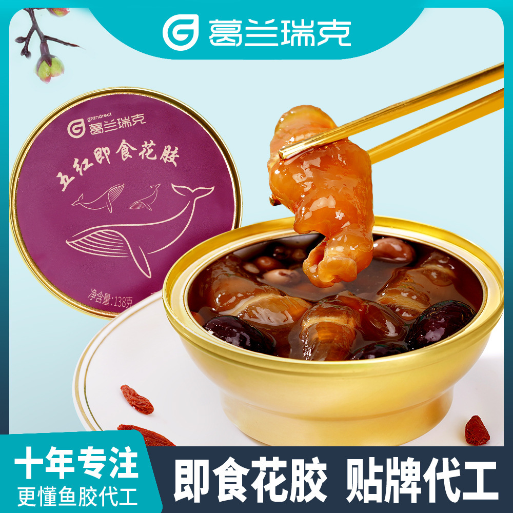 Mẫu người máy của cháo mặt trăng của một người phụ nữ mang thai ăn cá để ăn vặt