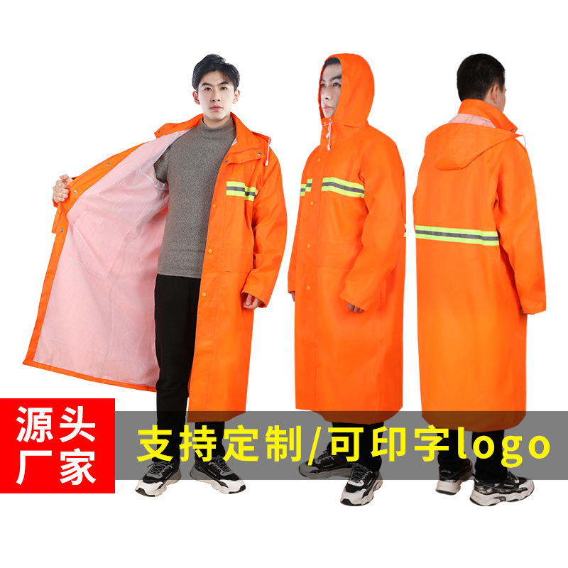 Một cỡ lớn, áo mưa dài, chạy bằng xe điện trong áo mưa.