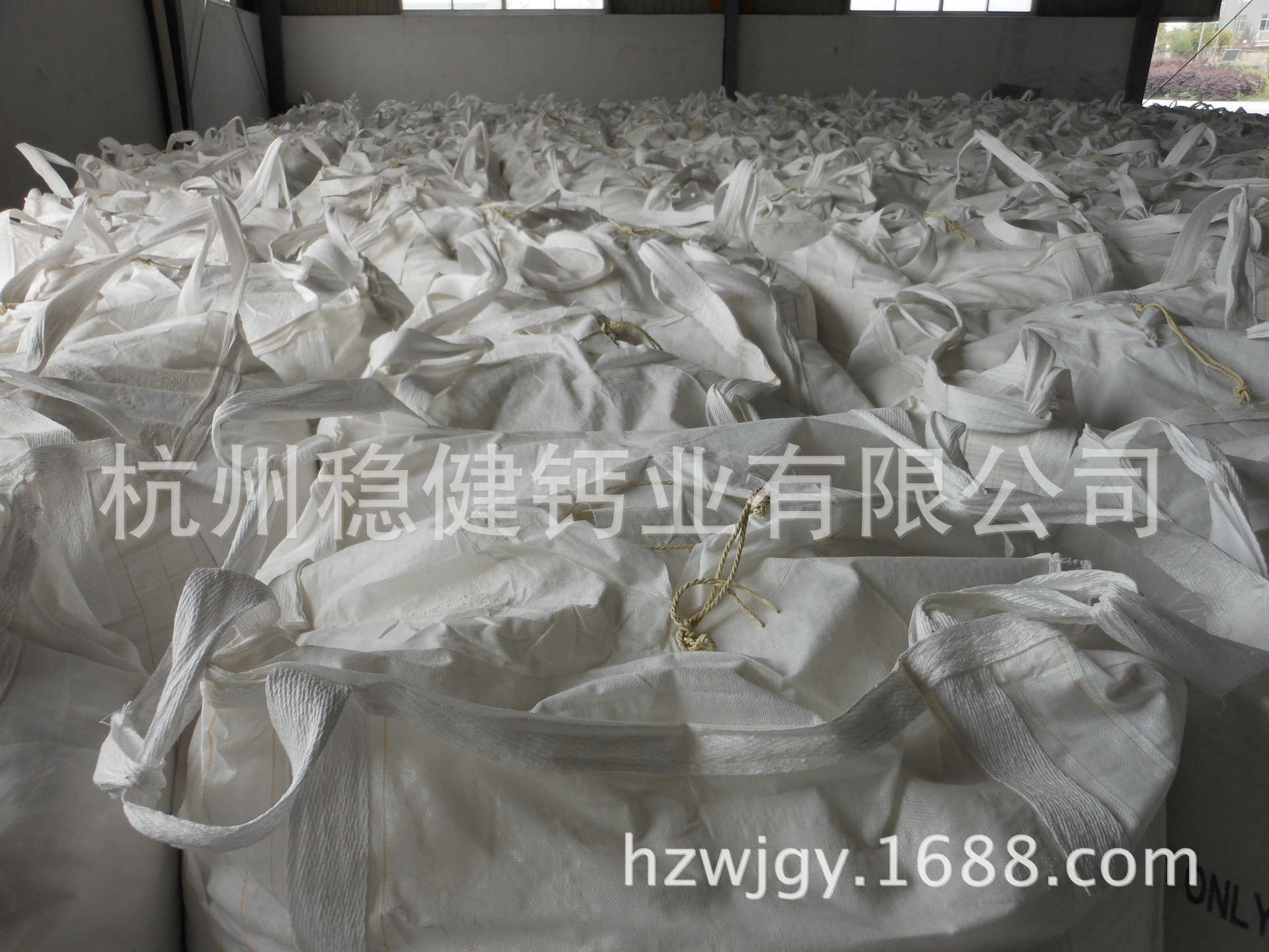 Zhejiang Hangzhou Construction Company provides calcium oxide for waste water treatment.